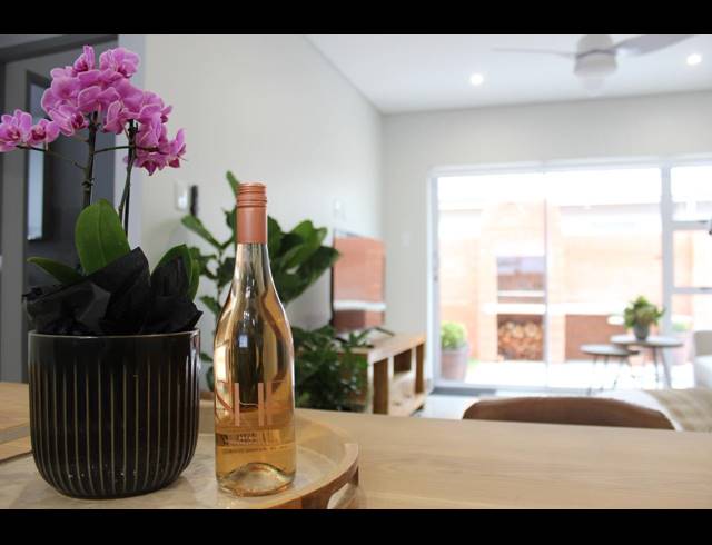 2 BEDROOM APARTMENT TO LET IN GEORGE CENTRAL